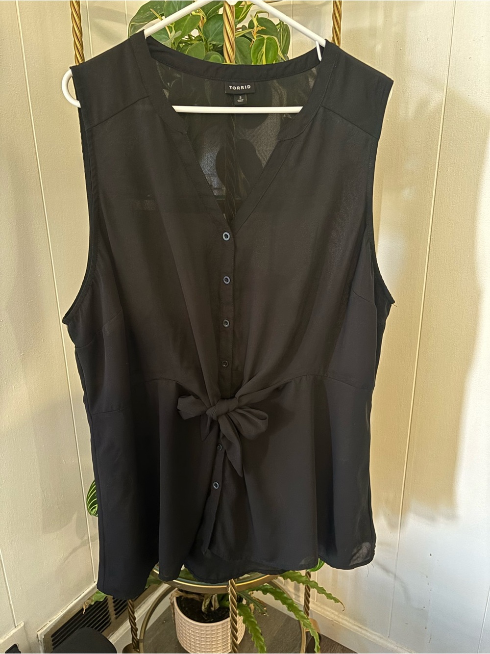 Torrid 3 Black Sleeveless Tie-Front Button blouse